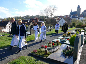 Segnung der Gräber auf dem Friedhof in Naumburg (Foto: Karl-Franz Thiede)